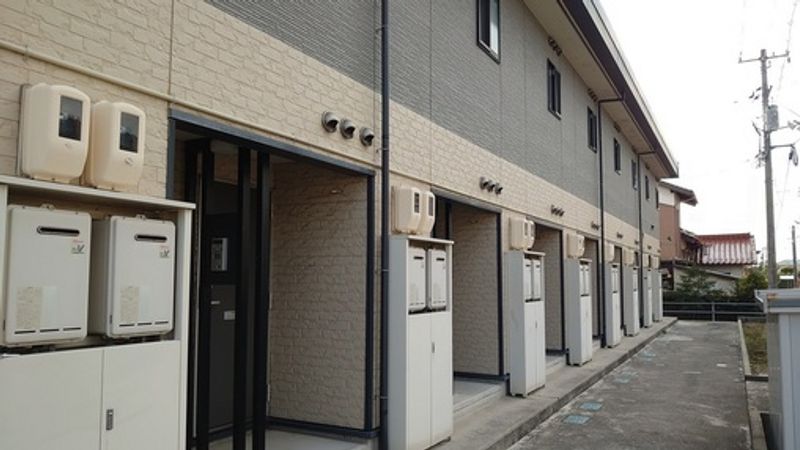 レオパレスマルシェ 玄関