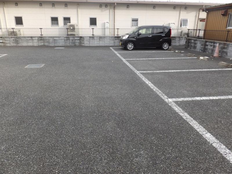 レオパレスシーバー 駐車場