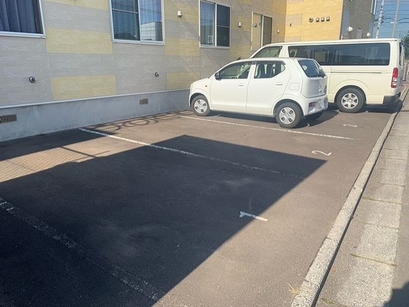 レオパレスマンデルブロ 駐車場