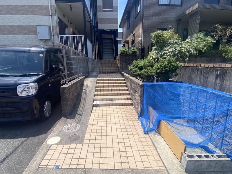 レオパレス鴻の巣 エントランス