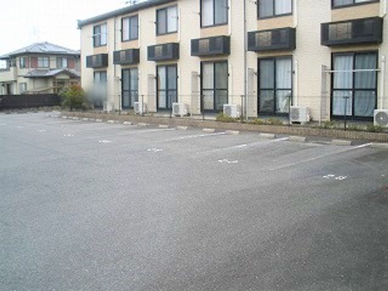 レオパレスなつみ 駐車場
