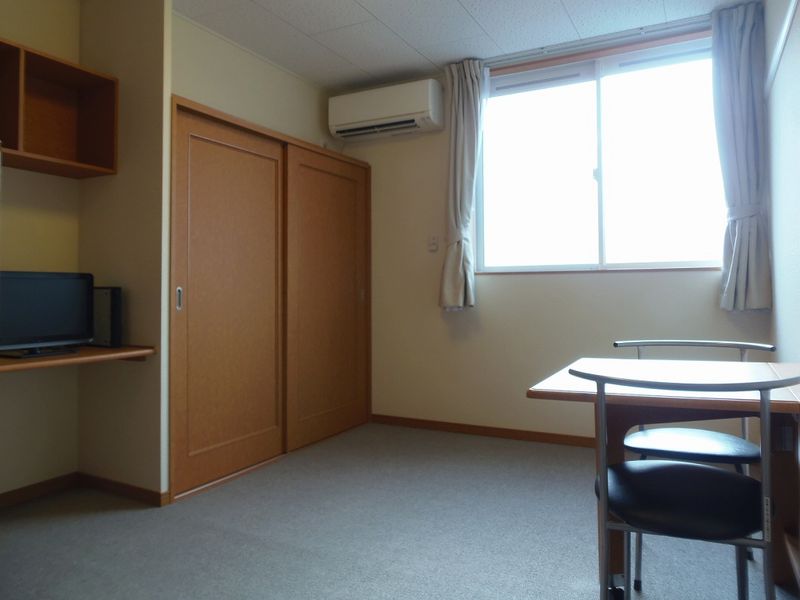 レオパレス中川２１５ 居間