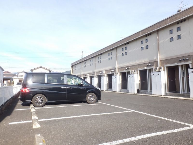 レオネクストアートラスＴａｋａ 駐車場