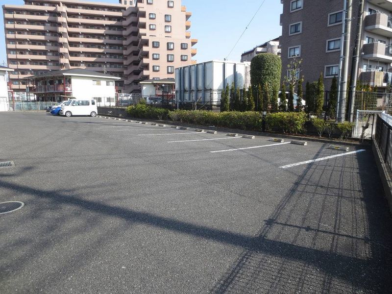 レオパレス睦 駐車場