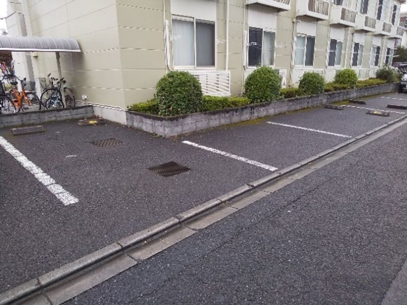 レオパレスファミリーオ 駐車場