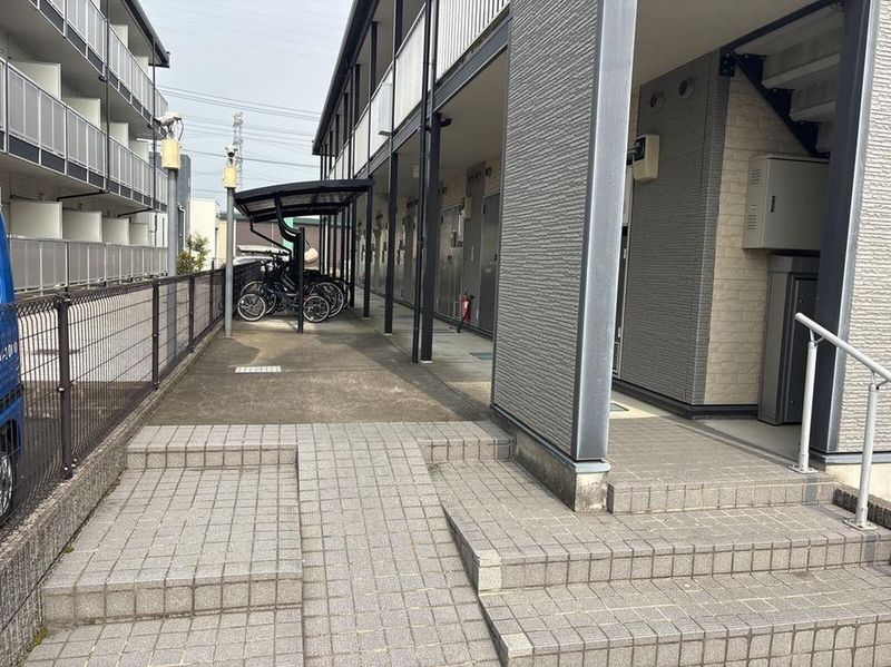 レオパレスビジュ エントランス
