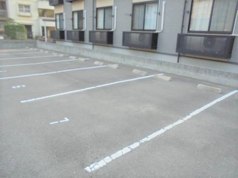 レオパレスプレジュール 駐車場