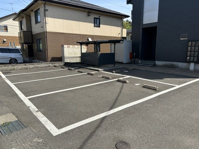 レオパレス川辺 駐車場