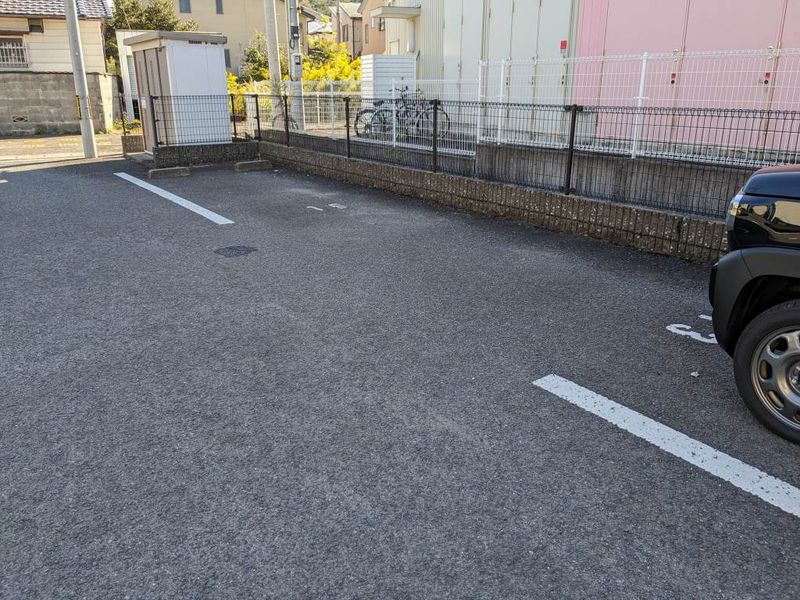 レオパレスエントラレ 駐車場