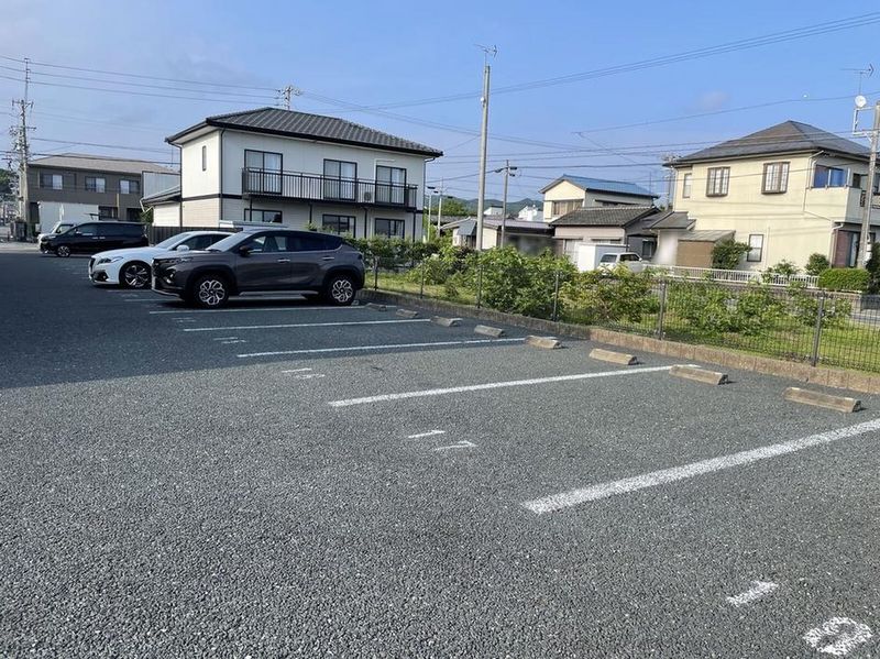 レオパレスミラフェリーチェ 駐車場