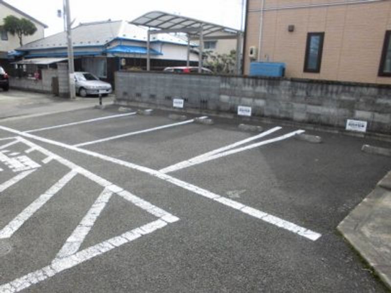 レオパレス瑞光 駐車場