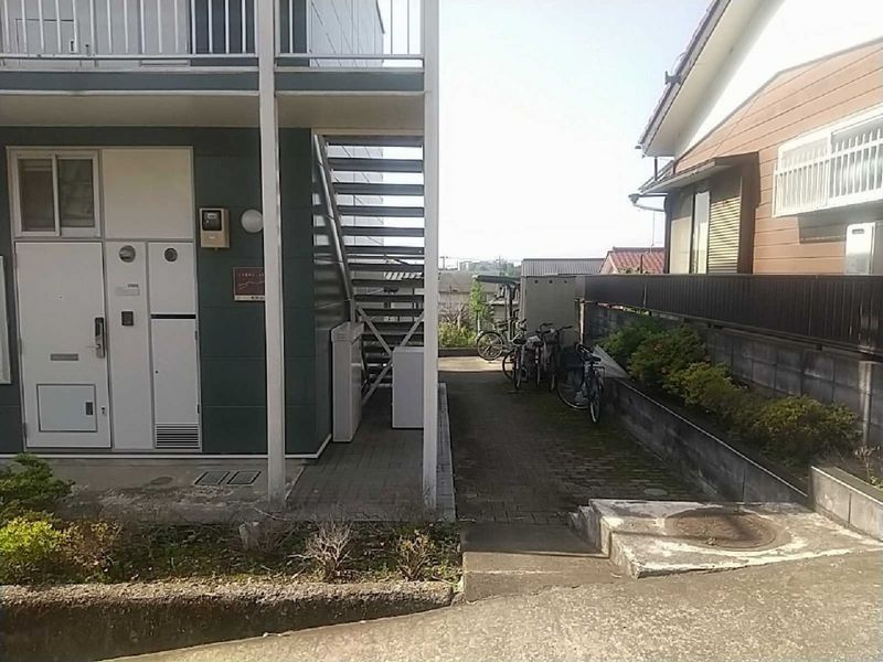 レオパレス屋敷山 エントランス