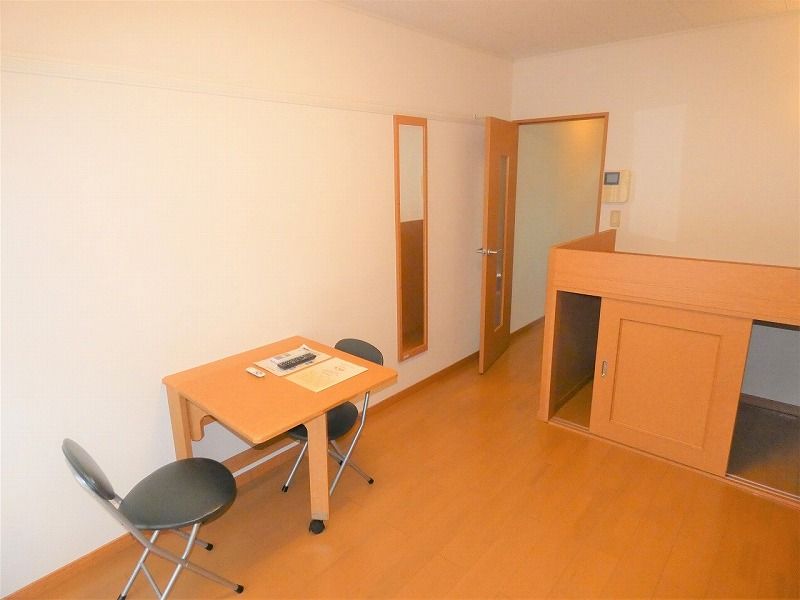 レオパレスイナミタウン 居間