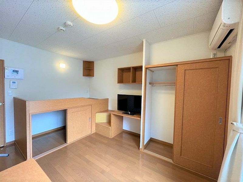 レオパレスエルズ和泉 寝室
