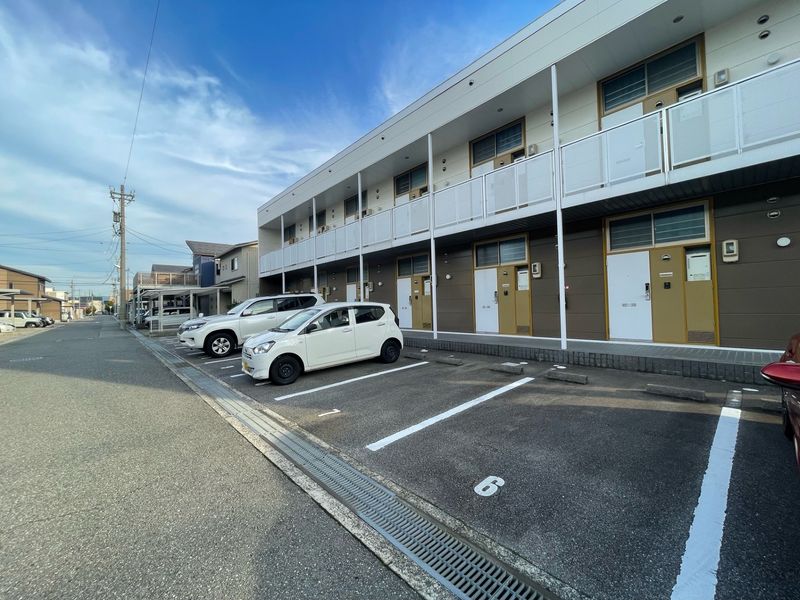 レオパレス八日市 駐車場