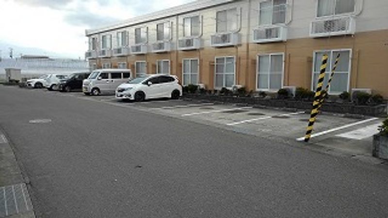 レオパレスフローラⅡ 駐車場
