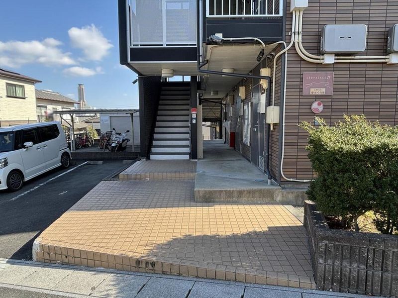 レオパレスさくら坂 エントランス