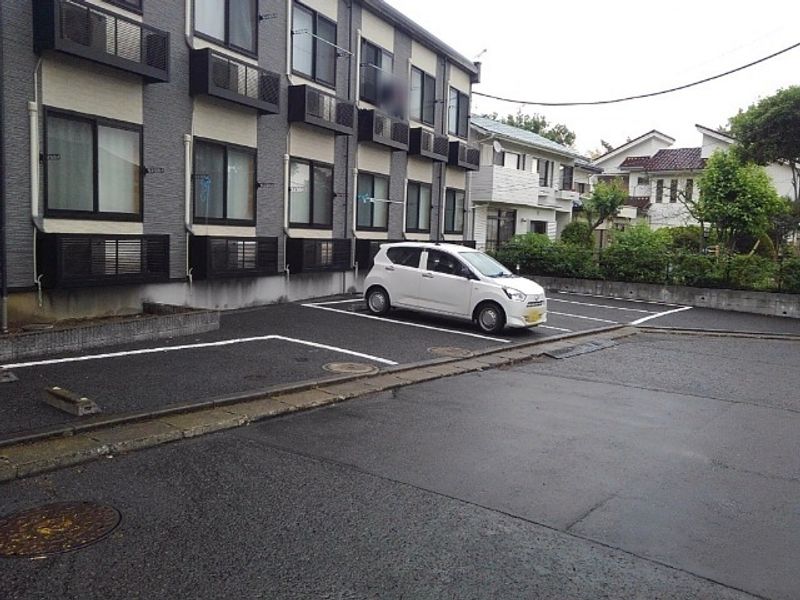 レオパレスネスト鳶尾 駐車場