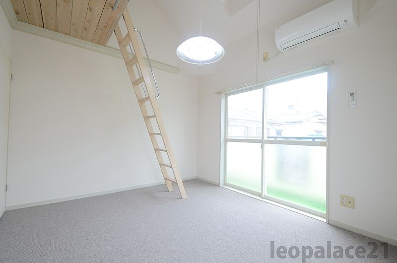 レオパレス白山町 居間