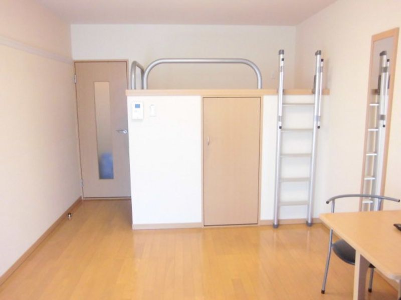 レオパレスラ　フォンティー 収納
