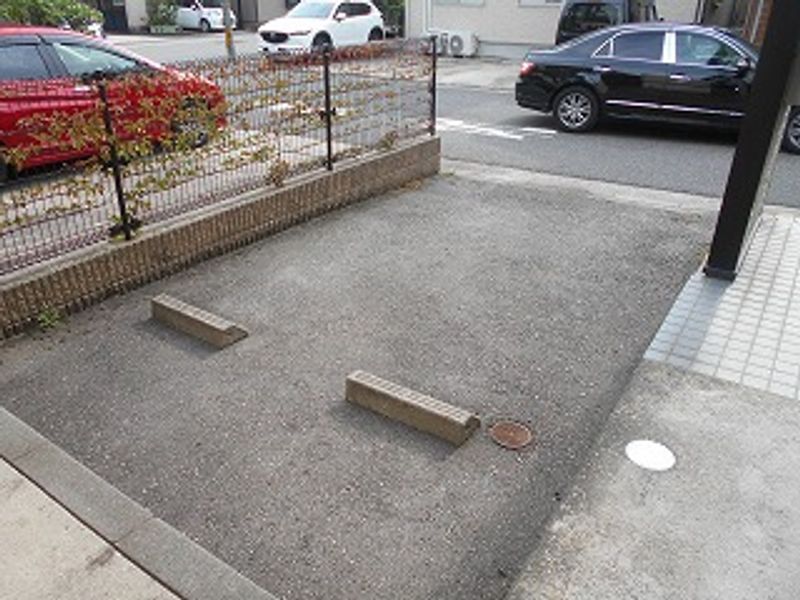 レオパレスＡＵＢＥ　沼垂西 駐車場