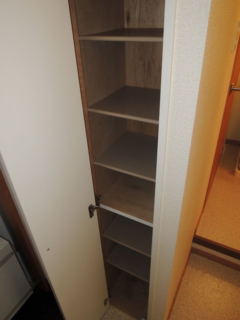 レオパレス花 玄関