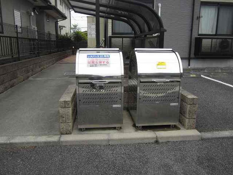 レオパレスシーダー　２ エントランス