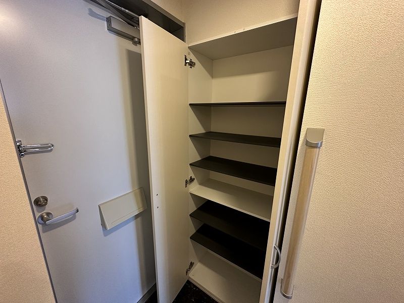 レオパレス竹松 玄関