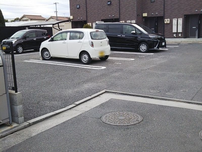 レオネクストグリーンパレス住岡 駐車場