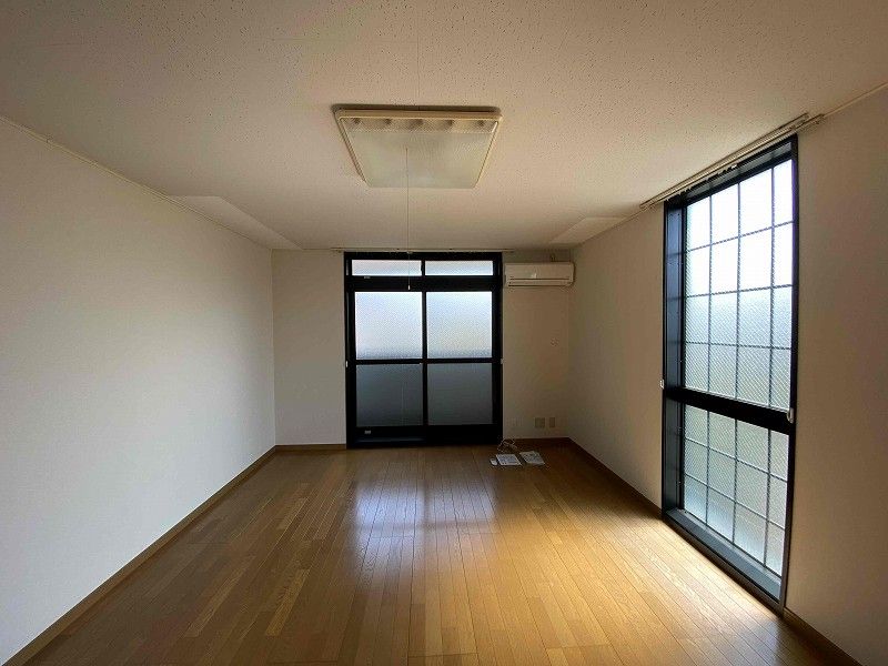 レオパレスラポール 居間