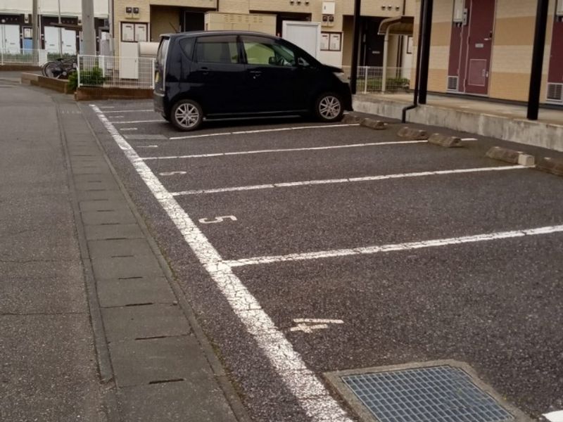 レオパレスＨＹＴⅣ 駐車場