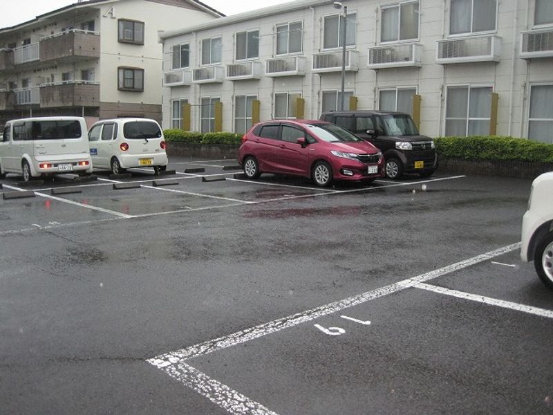 レオパレス稲荷 駐車場