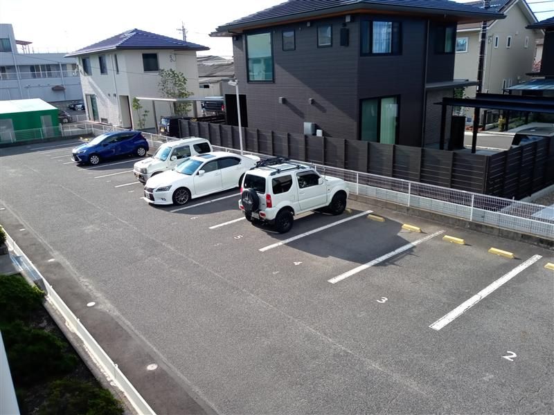 レオパレスグレースシャルマン 駐車場