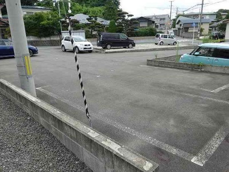 レオパレスアダージョ 駐車場