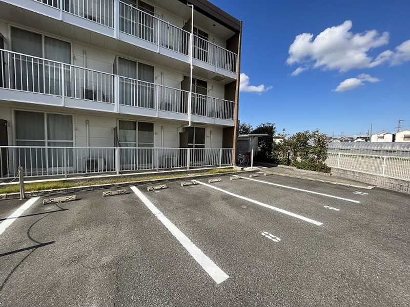 レオパレスセジュール和泉 駐車場