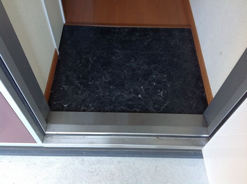 レオパレスベーチェル 玄関