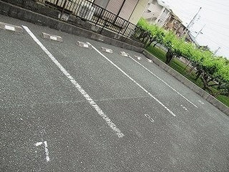 レオパレス忠興 駐車場