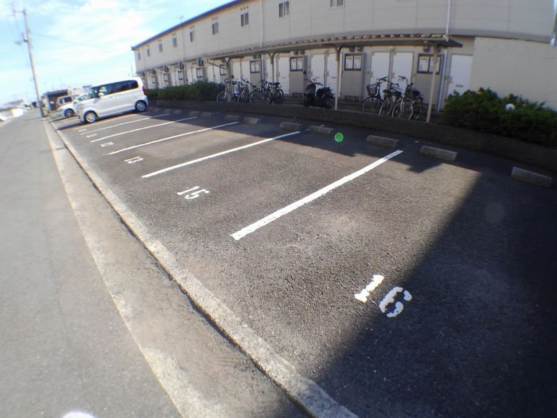 レオパレスルミエールⅡ 駐車場