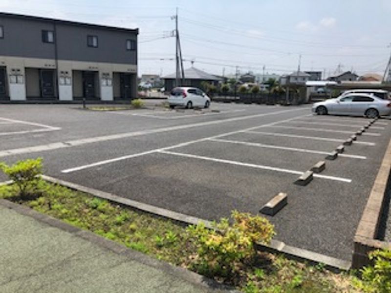 レオパレスプレミールＢ 駐車場
