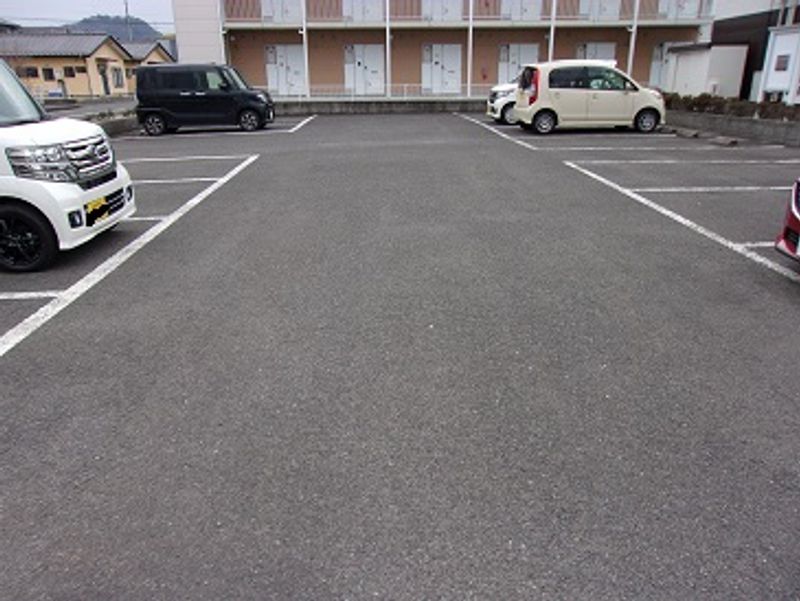 レオパレス中屋敷ルーン 駐車場