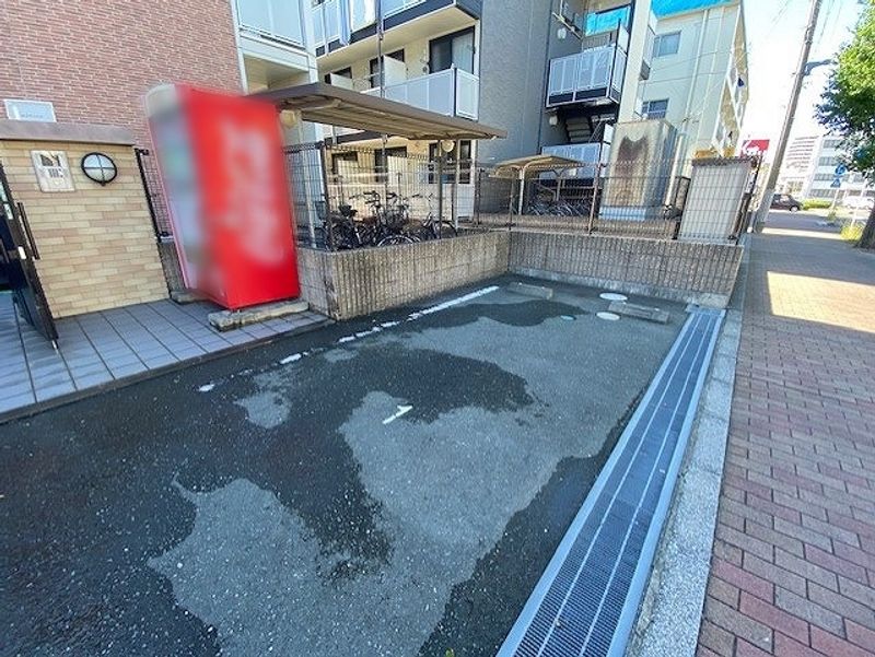 レオパレスエイティーン 駐車場