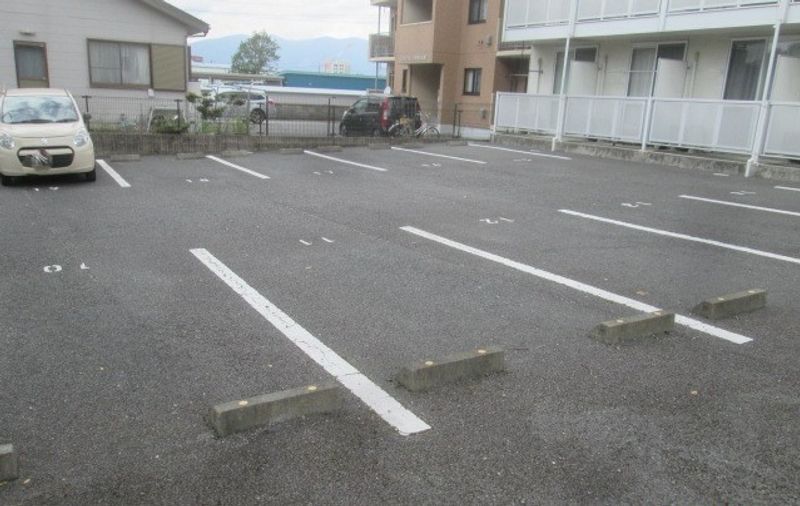 レオパレス二の岡 駐車場
