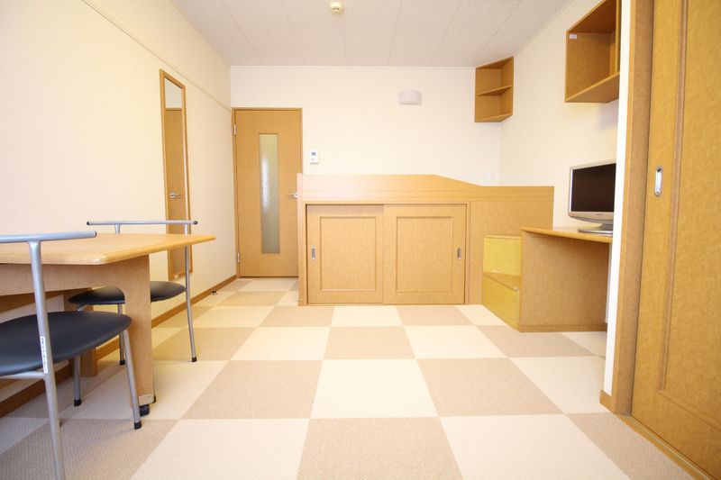 レオパレスドミール　今川 居間