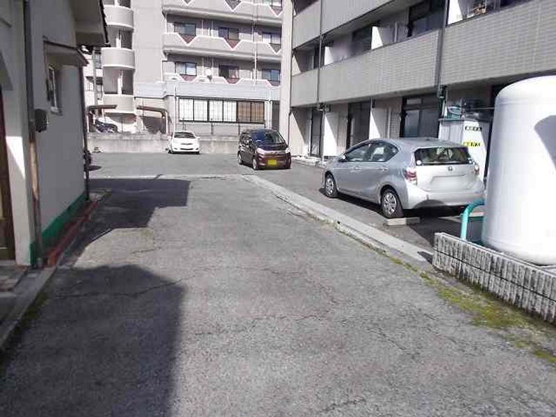 レオパレスこーぽ谷本 駐車場