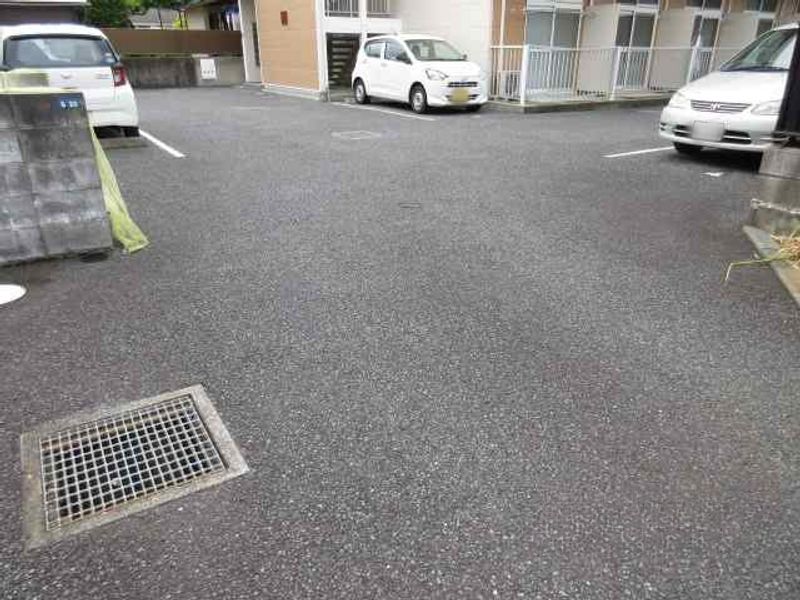 レオパレスエクセル厚木 駐車場