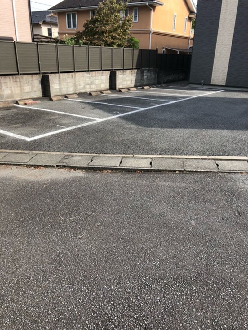 レオパレスエグランティーヌ 駐車場