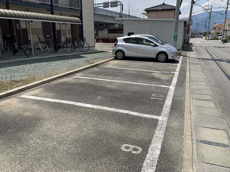 レオパレスＮＡＲＵＳＨＩＭＡ 駐車場