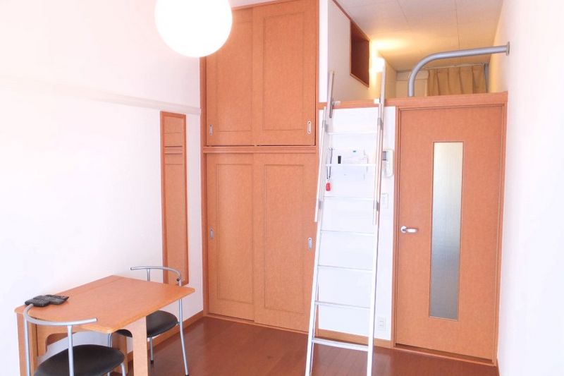 レオパレス柊 居間