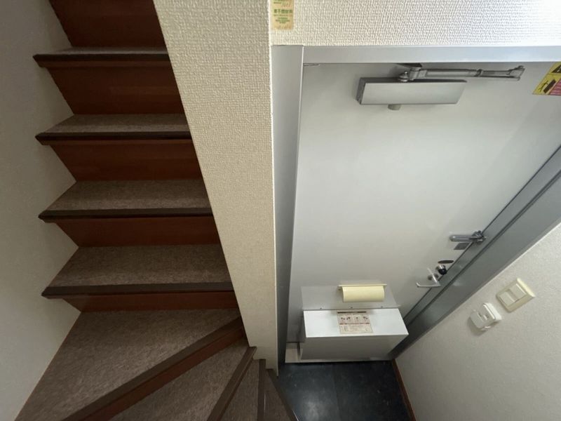 レオパレスラピュタ 玄関