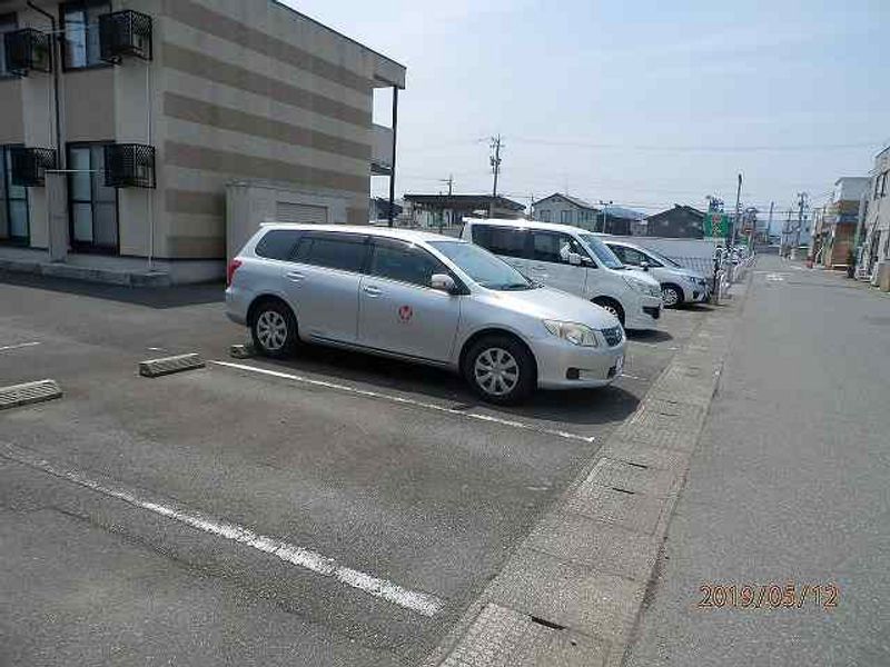 レオパレス社 駐車場
